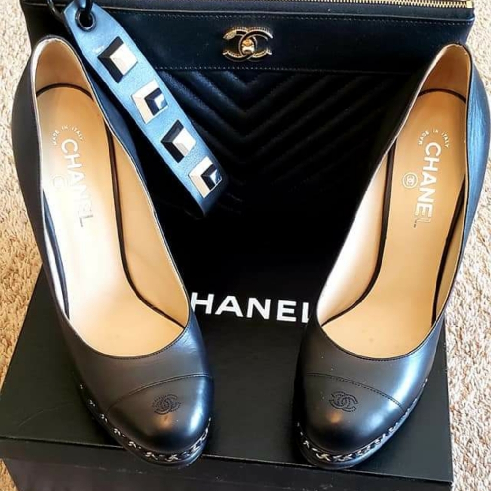 Chanel pumps chain heels